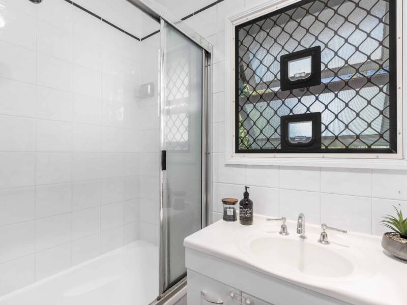 98 Empire Avenue, MANLY WEST, QLD 4179 Australia