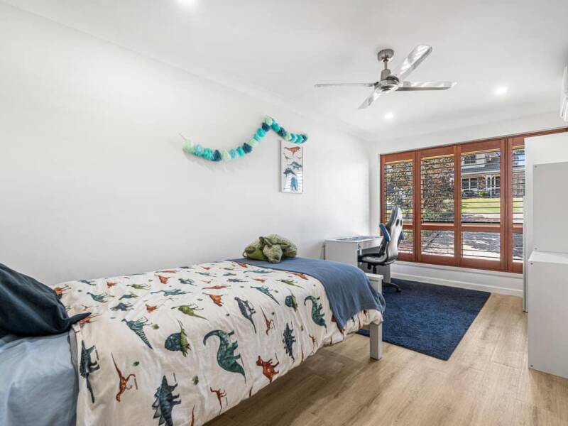 12 Irvine Place, WYNNUM WEST, QLD 4178 Australia