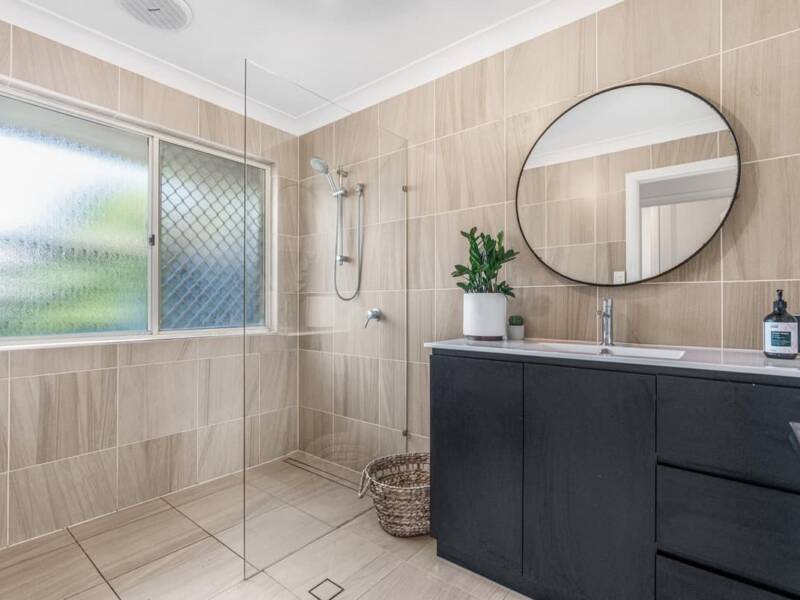 12 Irvine Place, WYNNUM WEST, QLD 4178 Australia