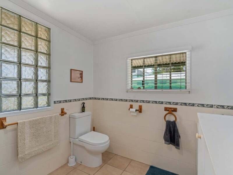 64 Midgen Street, Kooringal, QLD 4025 Australia