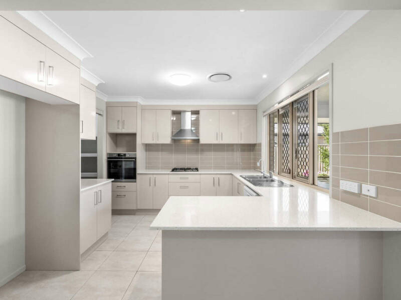 8 Yering Place, WYNNUM WEST, QLD 4178 Australia