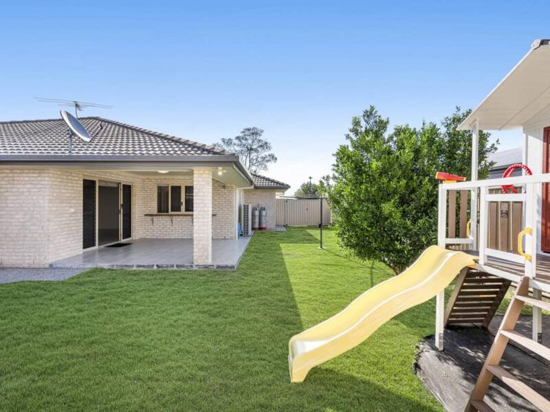 8 Yering Place, WYNNUM WEST, QLD 4178 Australia
