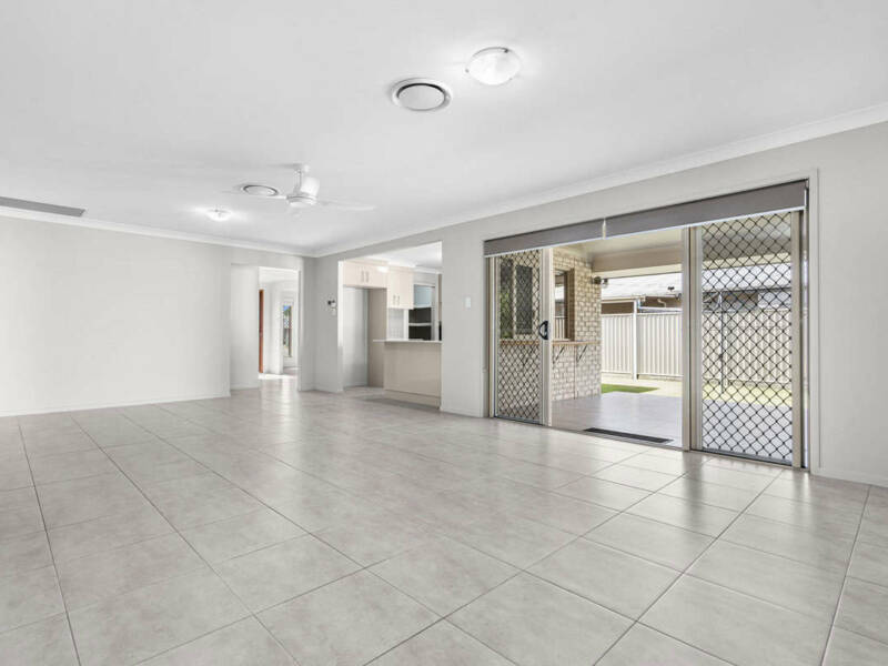 8 Yering Place, WYNNUM WEST, QLD 4178 Australia