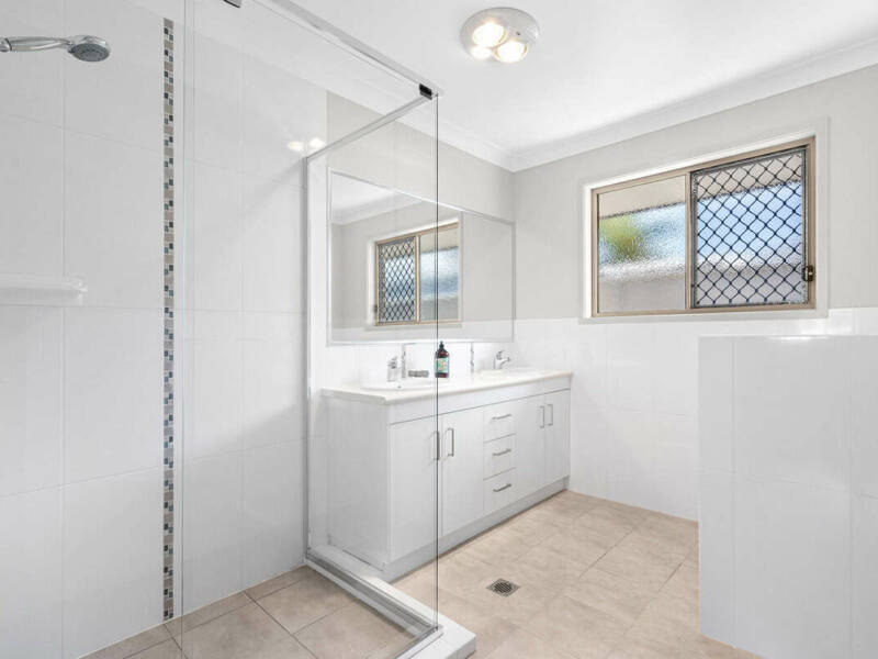 8 Yering Place, WYNNUM WEST, QLD 4178 Australia