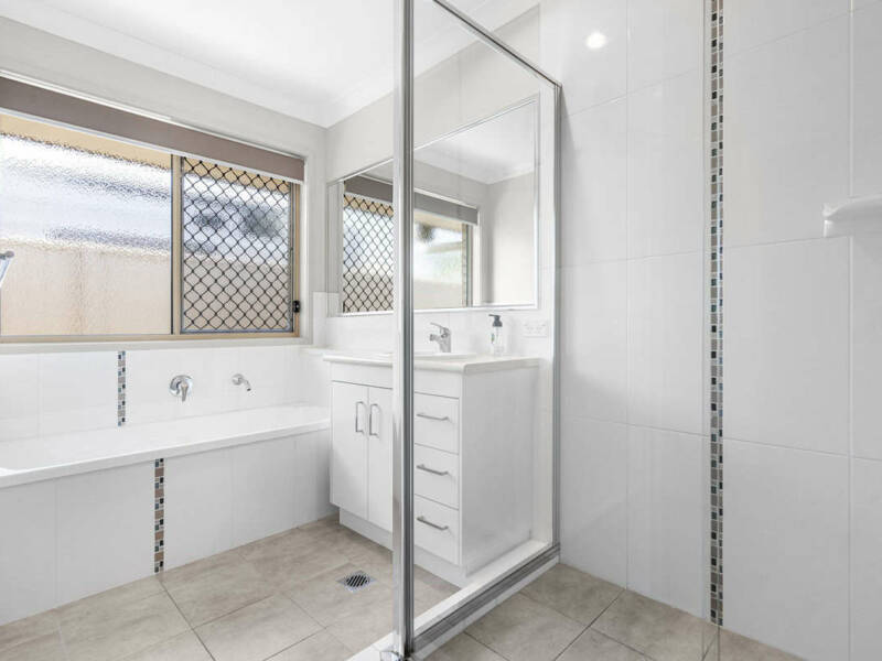 8 Yering Place, WYNNUM WEST, QLD 4178 Australia