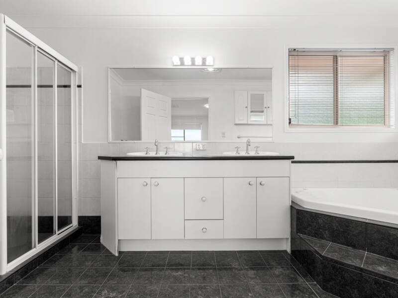 27 Bishop Place, Carindale, QLD 4152 Australia