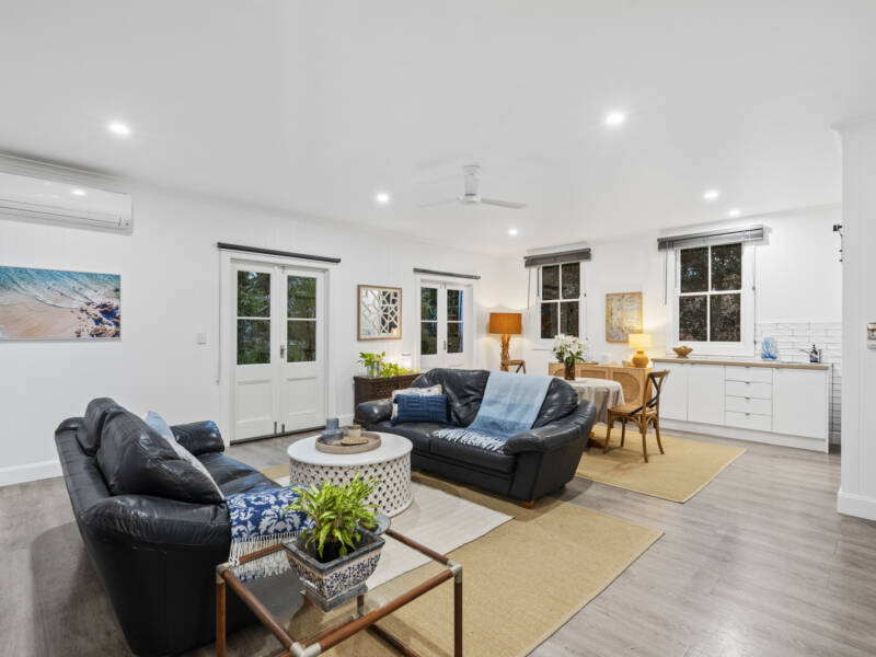10 Bushing Street, Wynnum West, QLD 4178 AUS