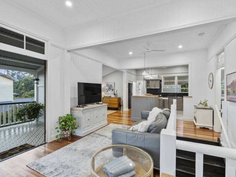 10 Bushing Street, Wynnum West, QLD 4178 AUS