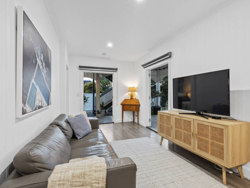 10 Bushing Street, Wynnum West, QLD 4178 AUS