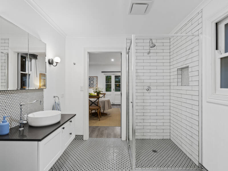 10 Bushing Street, Wynnum West, QLD 4178 AUS