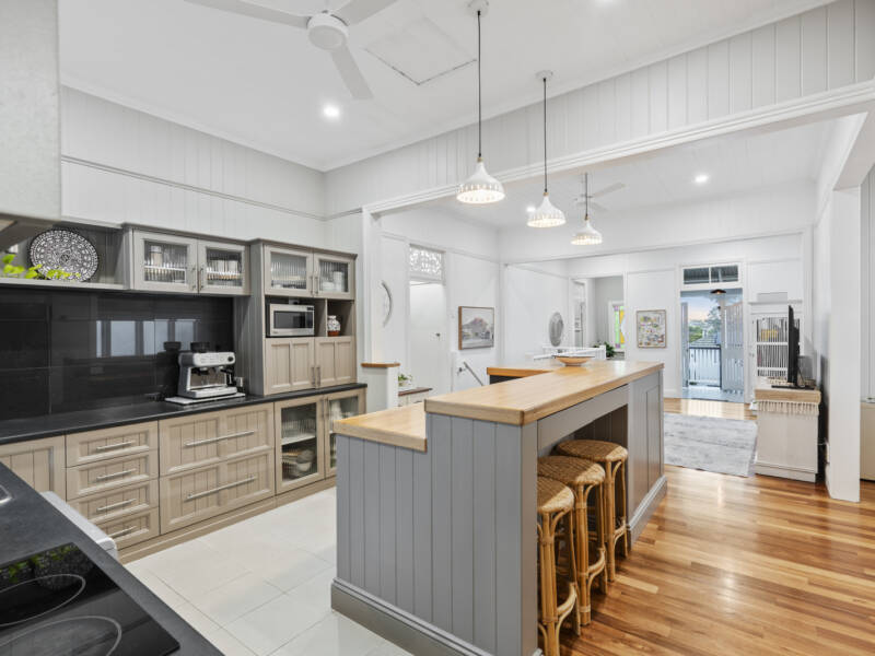10 Bushing Street, Wynnum West, QLD 4178 AUS