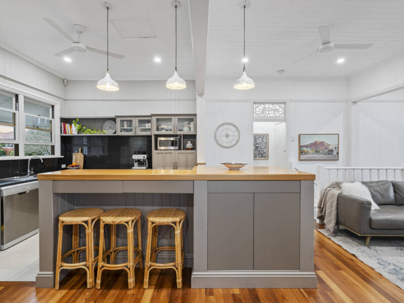 10 Bushing Street, Wynnum West, QLD 4178 AUS