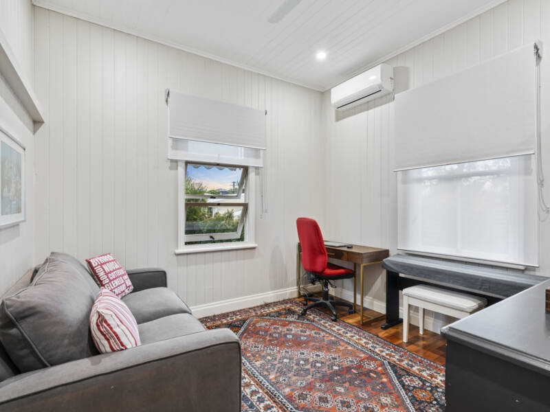 10 Bushing Street, Wynnum West, QLD 4178 AUS