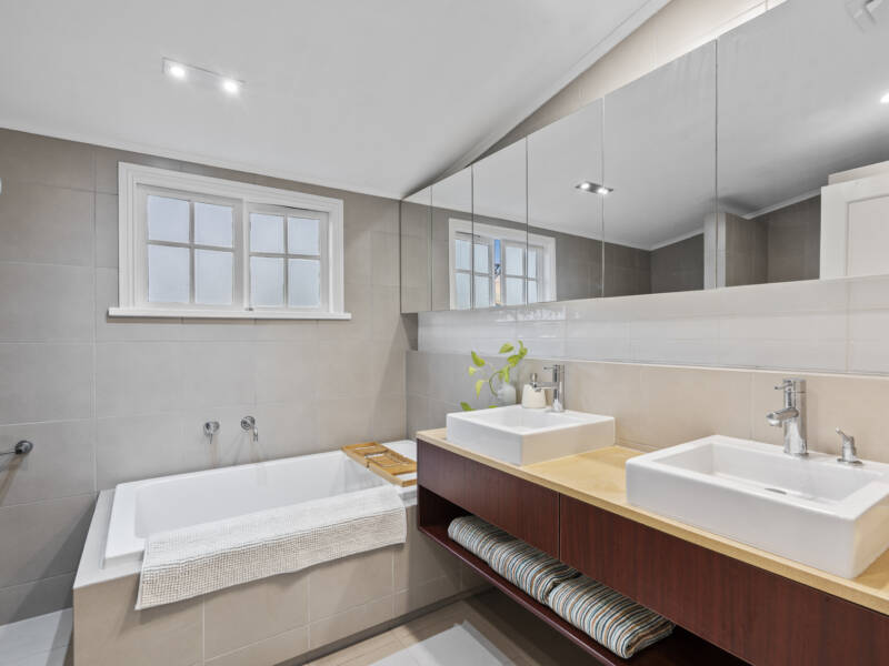10 Bushing Street, Wynnum West, QLD 4178 AUS
