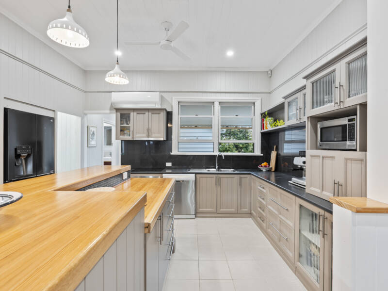 10 Bushing Street, Wynnum West, QLD 4178 AUS