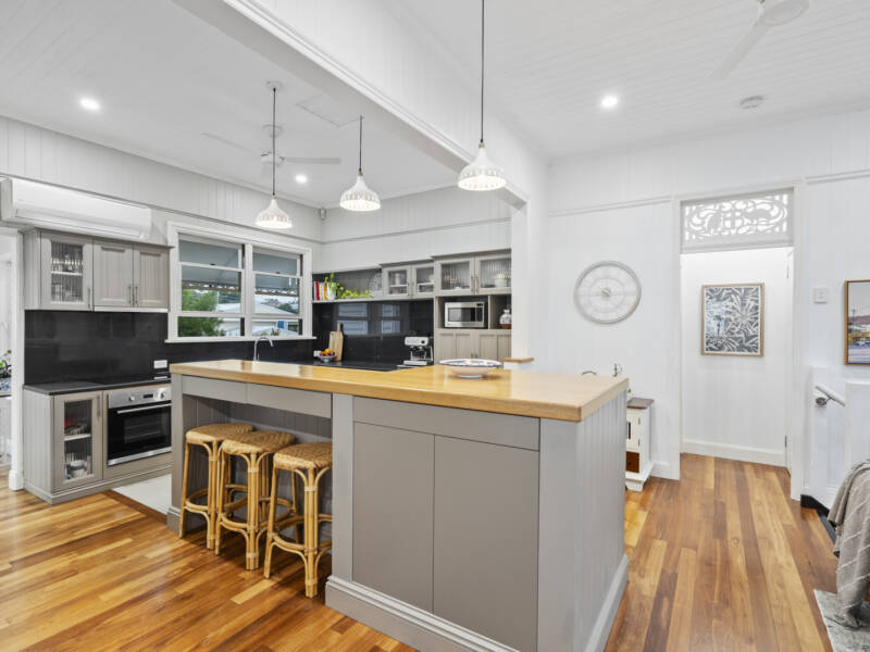 10 Bushing Street, Wynnum West, QLD 4178 AUS