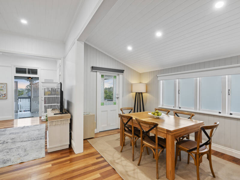10 Bushing Street, Wynnum West, QLD 4178 AUS